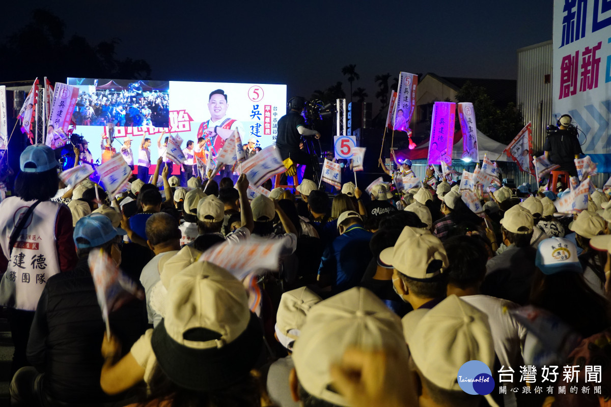 台中市平地原住民議員候選人吳建德舉辦「覺醒之戰由心開始」晚會，湧入上千族人高喊凍蒜。