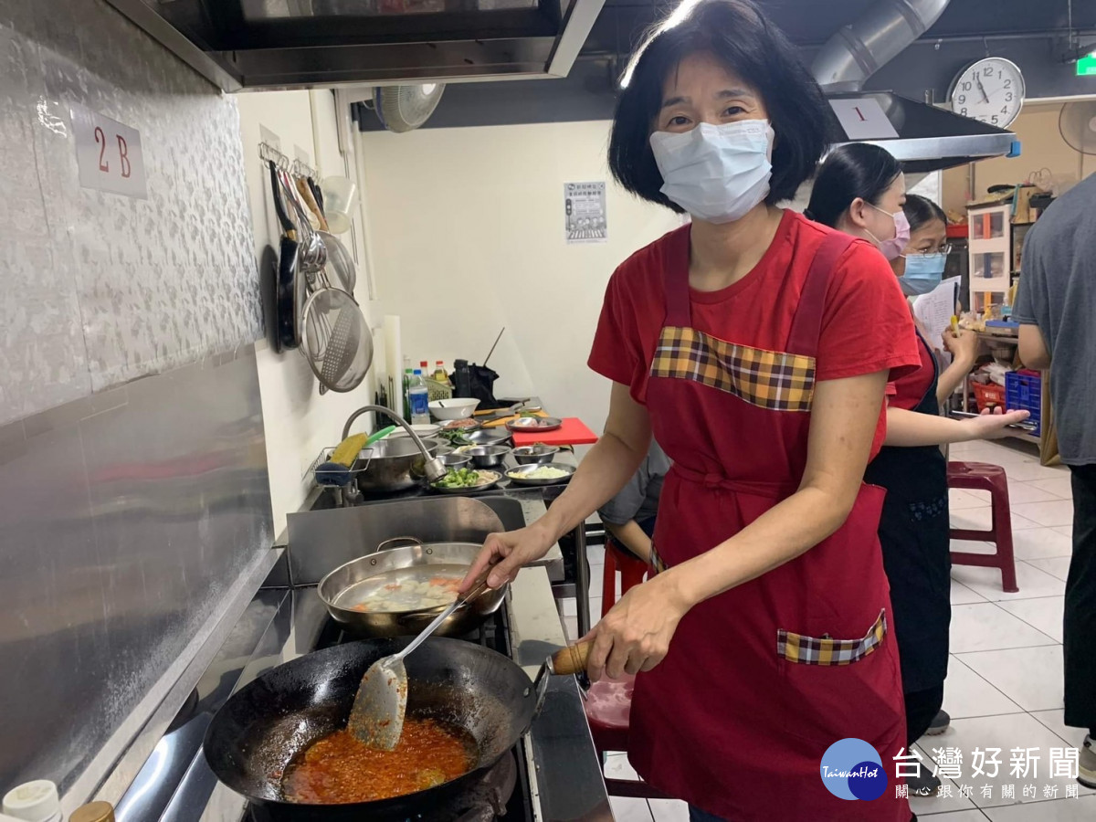 簡彩縈因身體因素離開職場,靠食品加工職訓重啟職涯第二春。