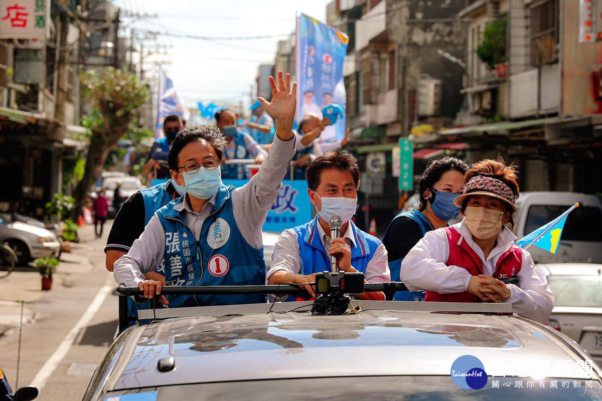 國民黨園市長候選人張善政在大園區進行車掃拜票爭取選民支持。