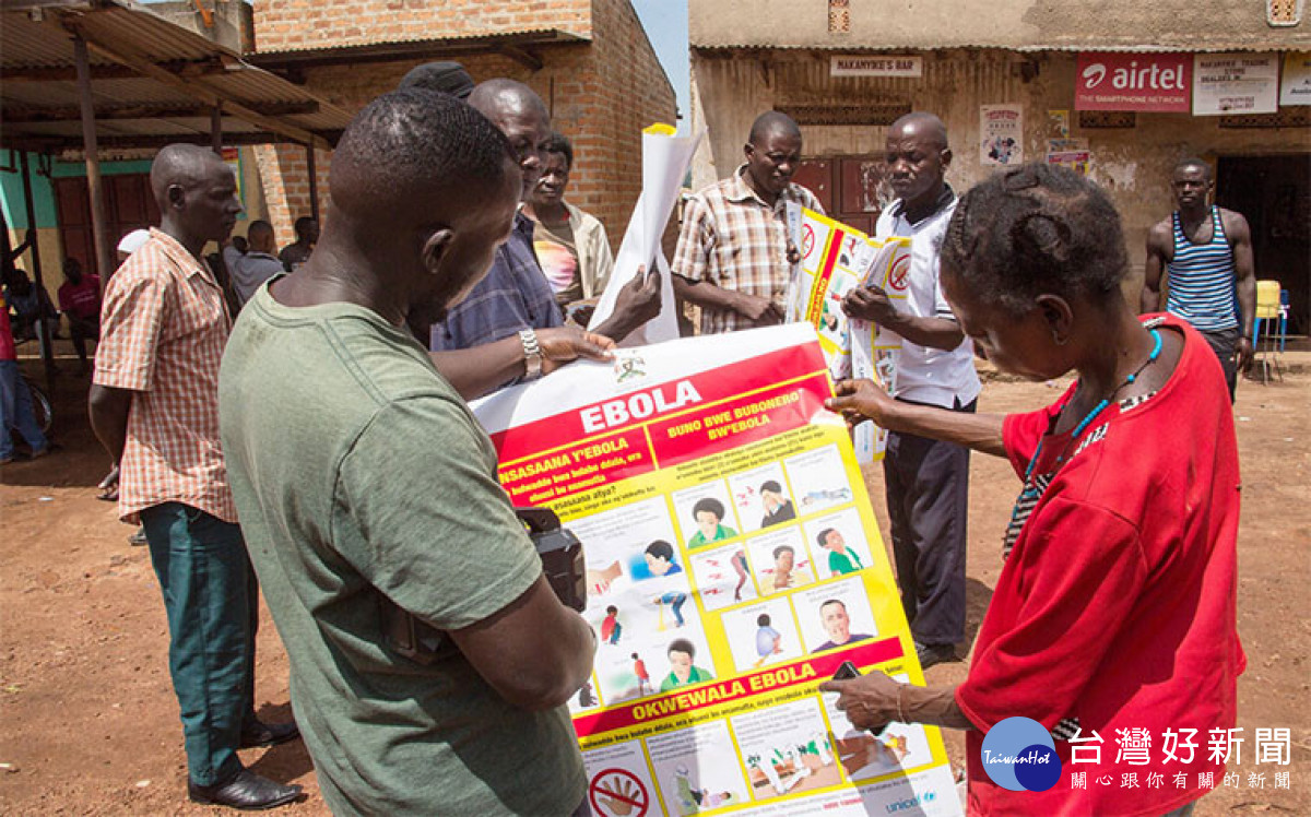 烏干達衛生部在世界展望會的支持下分發宣導海報，以提高社區對伊波拉病毒預防、控制和管理的意識。