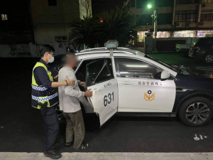 褒忠鄉63歲的林男到東勢走訪親戚，在徒步返家途中，因體力不支坐在路旁，最後員警到場以巡邏車載他回家／警方提供