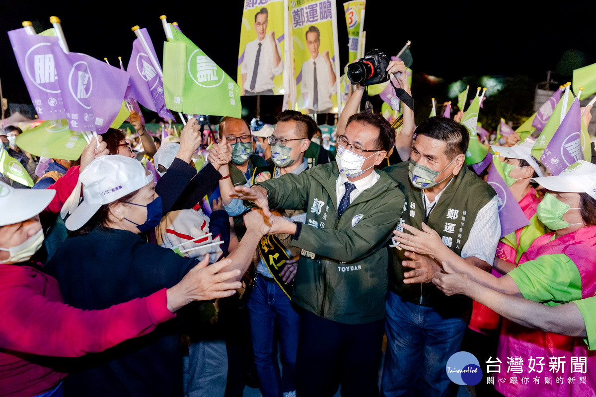 民進黨桃園市長候選人鄭運鵬21日晚間舉辦「延續五星光榮　平鎮勝選晚會」，進場時受到支持者們的歡迎。