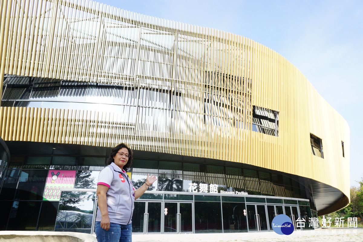 台中市議員候選人翁美春感嘆造價8.1億元的花舞館荒廢,並怒批盧秀燕團隊棄養。