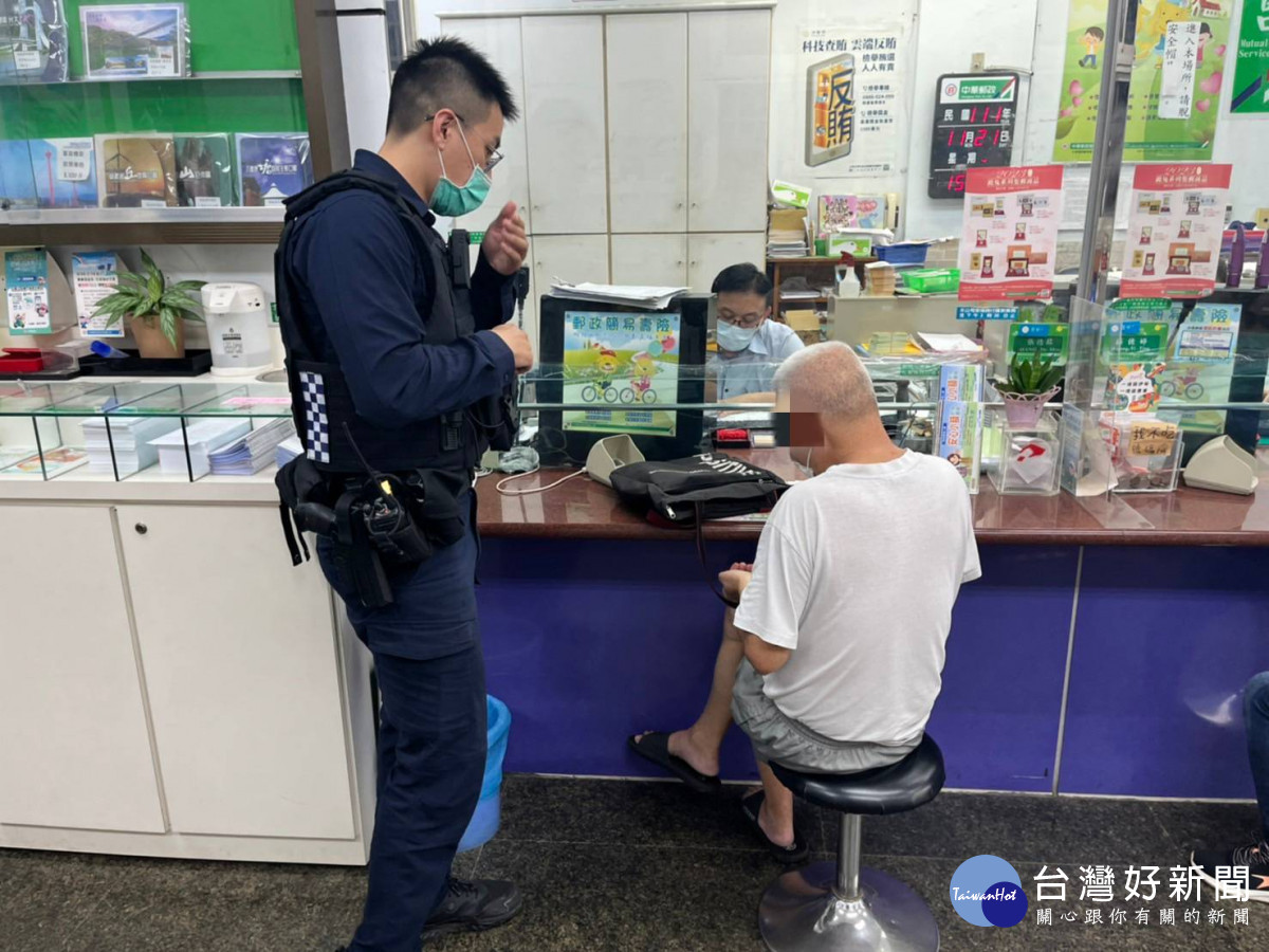 加入飆股群組穩賺大錢，老翁險匯166萬警及時勸阻。<br /><br />
<br /><br />
