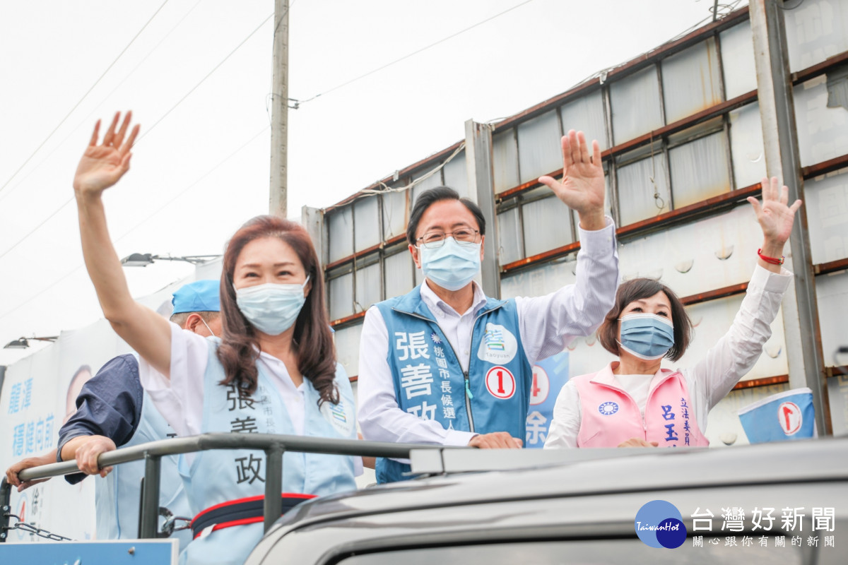 張善政選前最後衝刺大掃街來到大溪、龍潭與平鎮區，立委呂玉玲、前高雄市長韓國瑜夫人李佳芬，陪同爭取更多民眾支持。