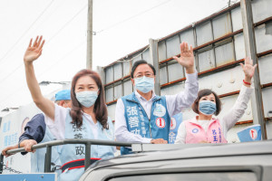 張善政選前最後衝刺大掃街來到大溪、龍潭與平鎮區，立委呂玉玲、前高雄市長韓國瑜夫人李佳芬，陪同爭取更多民眾支持。
