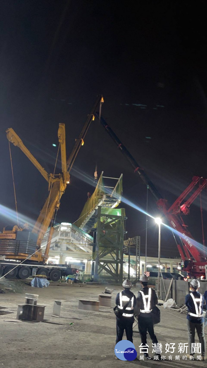 清水火車站跨站天橋橋體工程順利吊掛安裝完成。