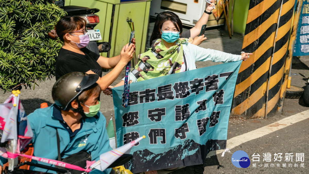 ▲車掃沿途中，許多民眾站出來給予支持。（圖／記者 許高祥 翻攝）