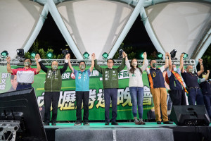 桃園市長候選人鄭運鵬舉辦內壢選前晚會，桃園市長鄭文燦，市議員徐景文、彭俊豪，市議員候選人黃崇真、張曉昀、魏昀也到場支持。
