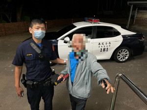 赤水派出所員警找到老翁時已離家10公里。（南投分局提供）