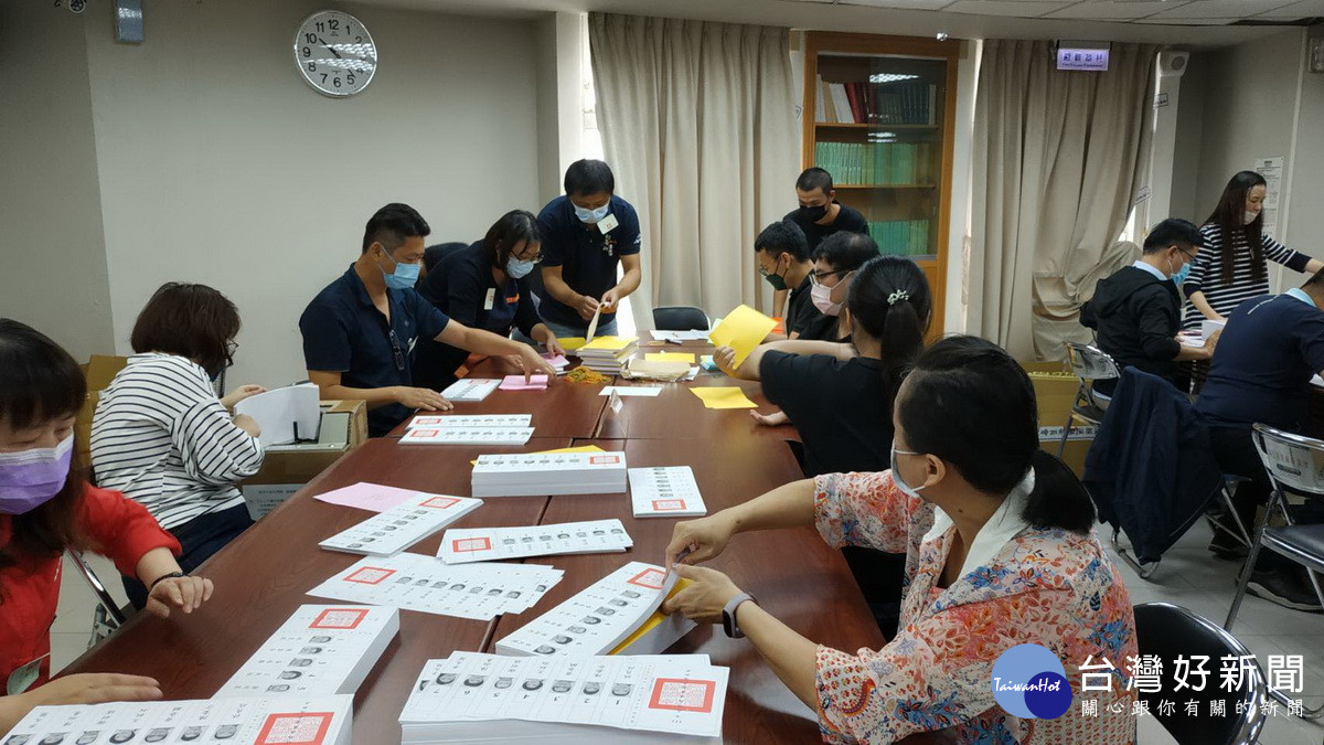 烏溪線各地選務中心派員點領選票。（選委會提供）