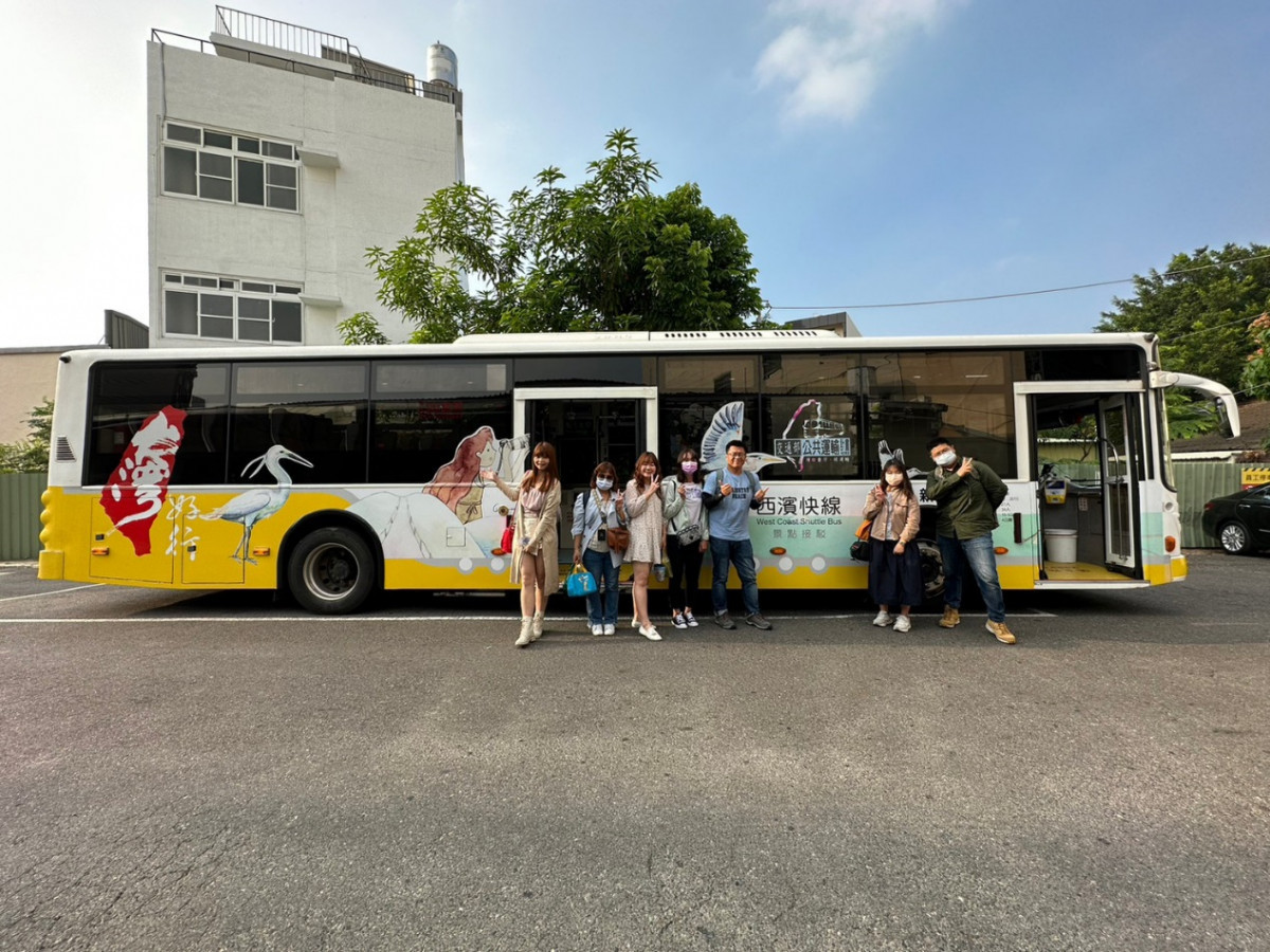 部落客搭乘「台灣好行-西濱快線」鳥類主題專車亮相。