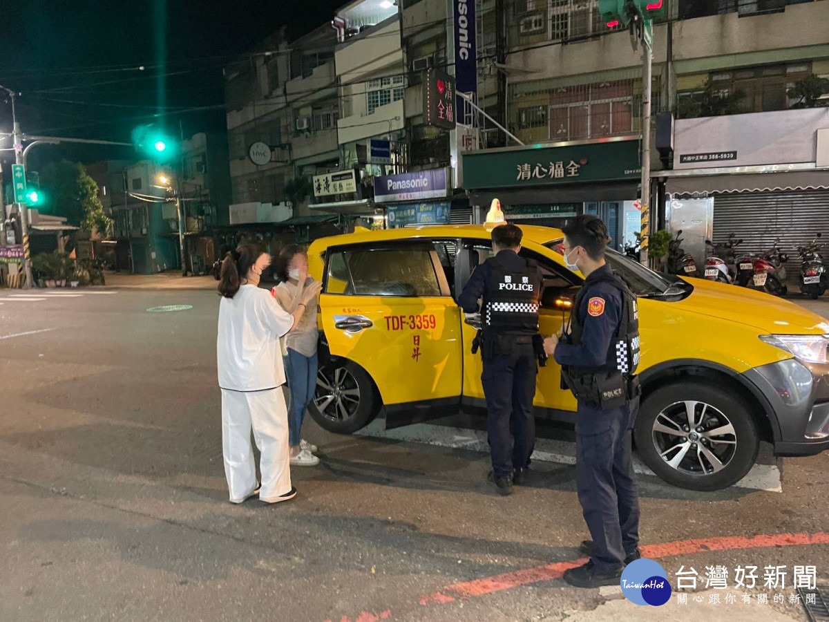 馬籍遊客回飯店叫不到車，大園警協助解圍。<br />
<br />
