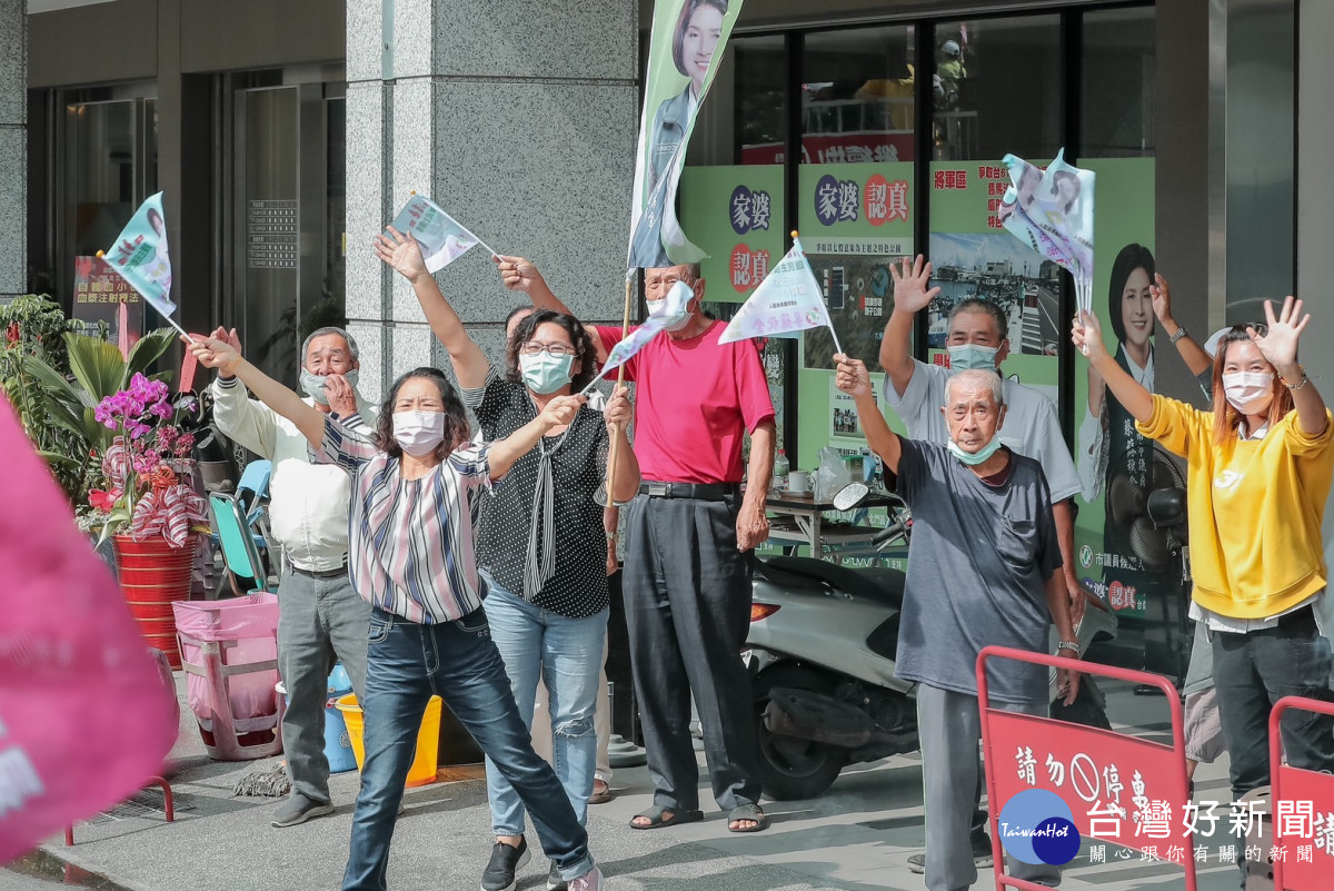 掃街車隊受到沿途支持民眾讚聲。（黃偉哲競總提供）