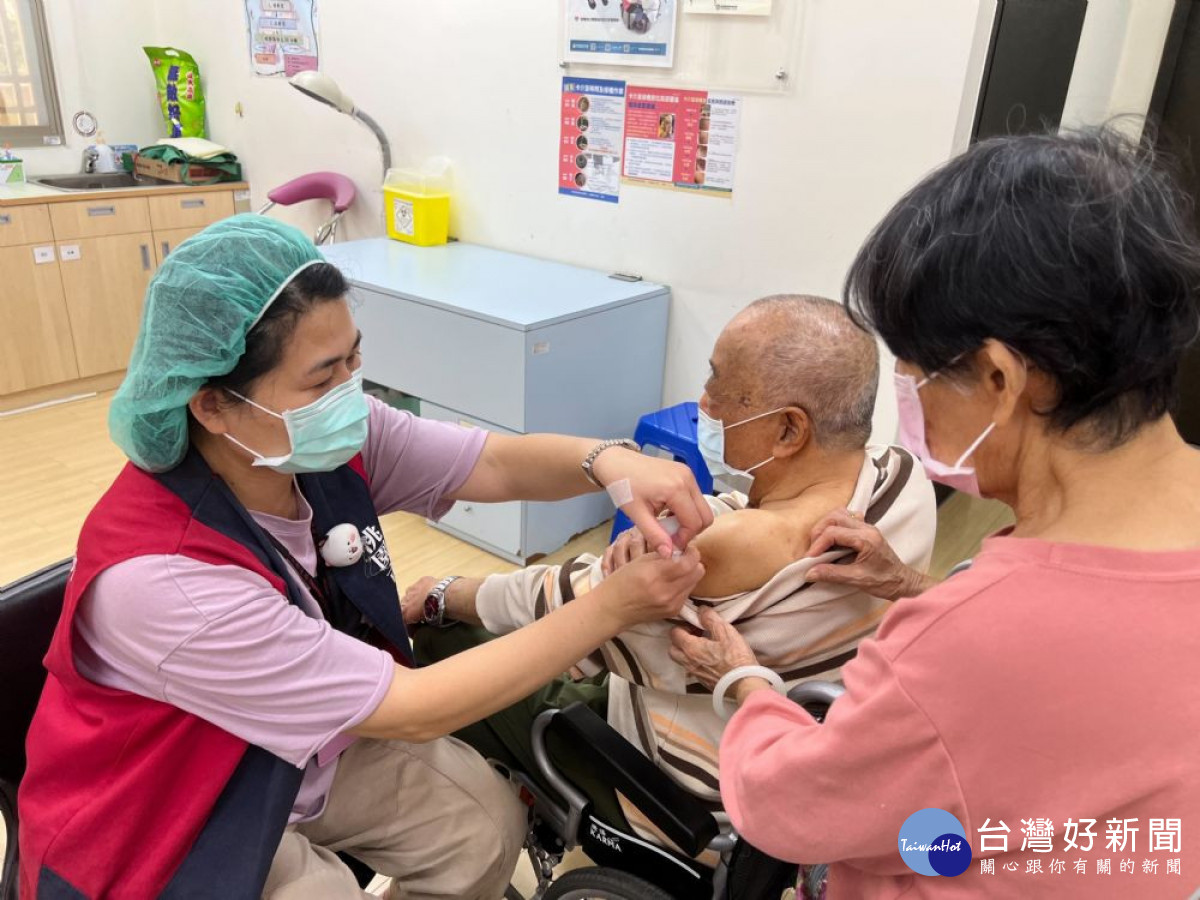 衛生局呼籲流感已進入流行季，符合公費資格民眾應儘快完成流感疫苗接種，以提升自我保護力。