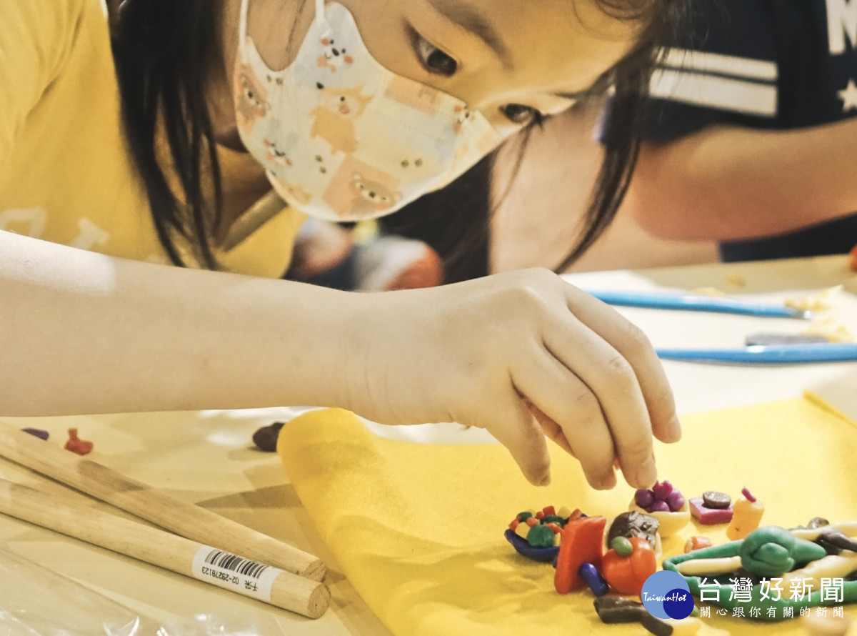 學童透過祭壇裝飾物件藝術創作，感受美洲原住民族如何以斑斕色彩展現對生命的尊重