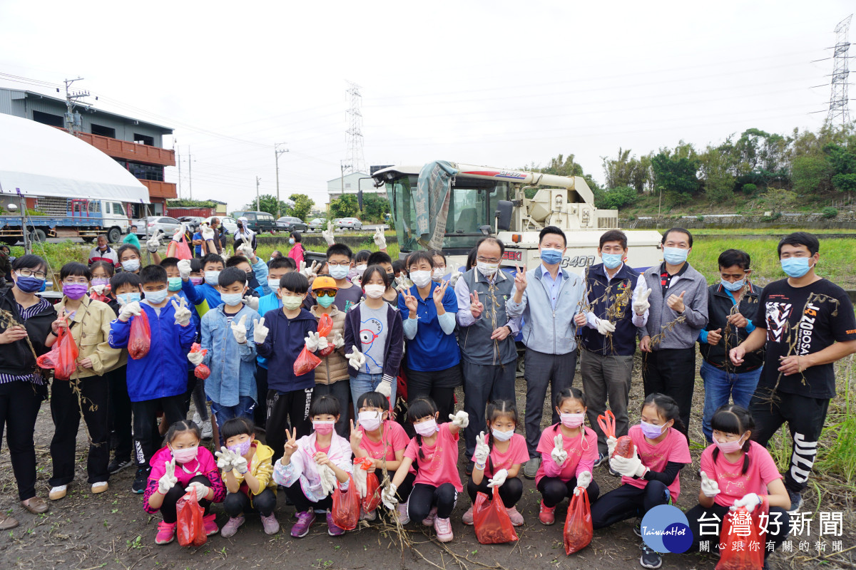 臺中市農會總幹事林育葦與、學童及貴賓下田體驗手採大豆。