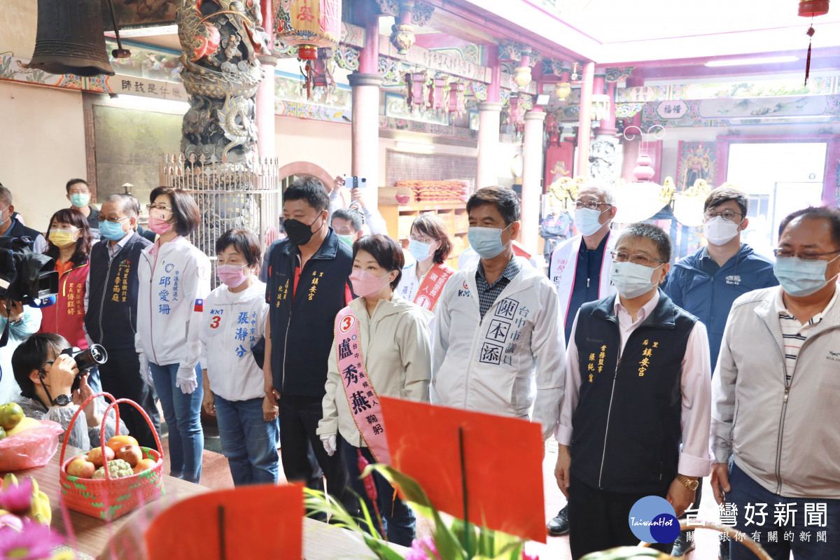 盧秀燕與市議員張瀞分、陳本添及議員候選人邱愛珊參拜后里鎮安宮。