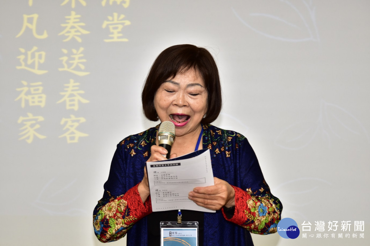 客家春聯獲獎「俊彥滿堂」-徐銀珍女士現場吟唱。