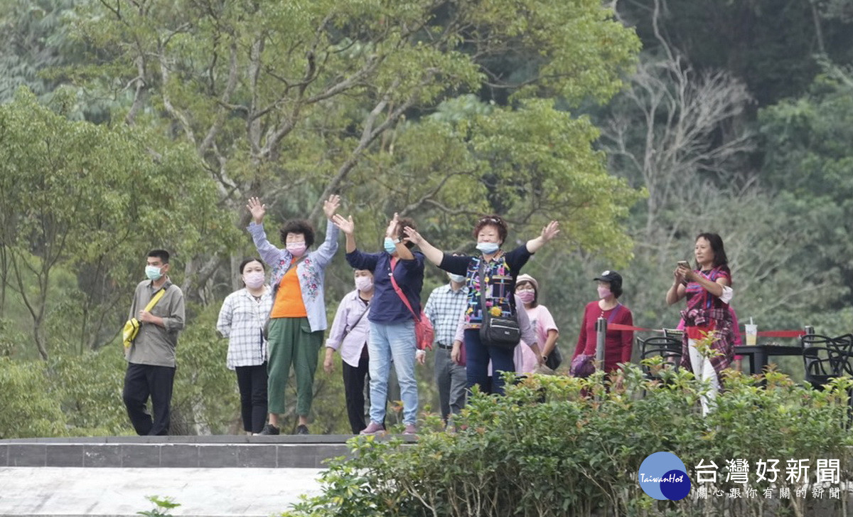 民眾揮手回應。（許淑華競總提供）