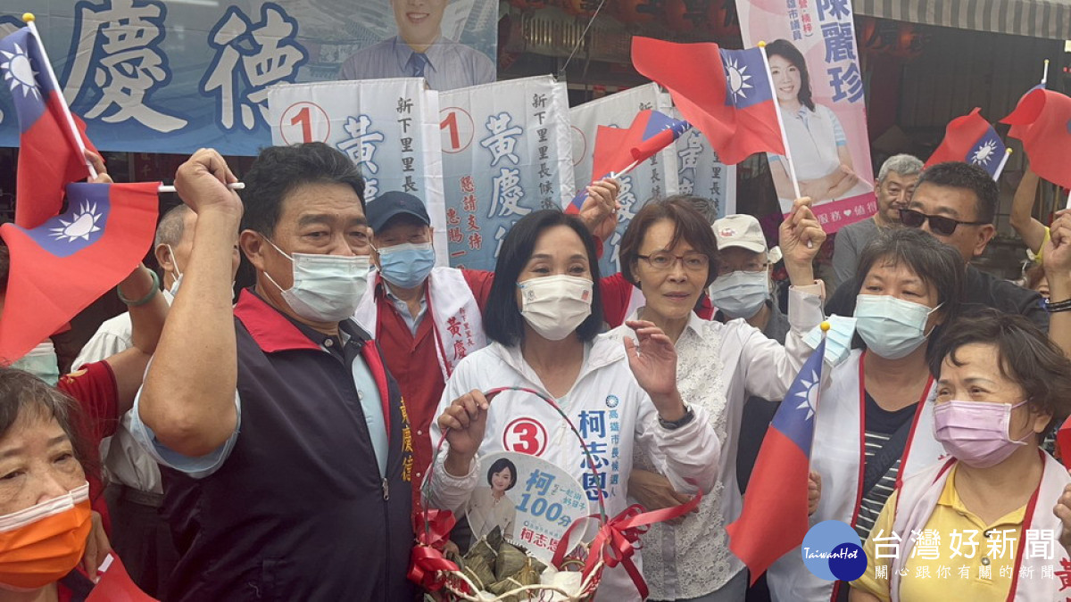 ▲里長黃慶德贈送柯志嗯包子與粽子，預祝她高票當選。