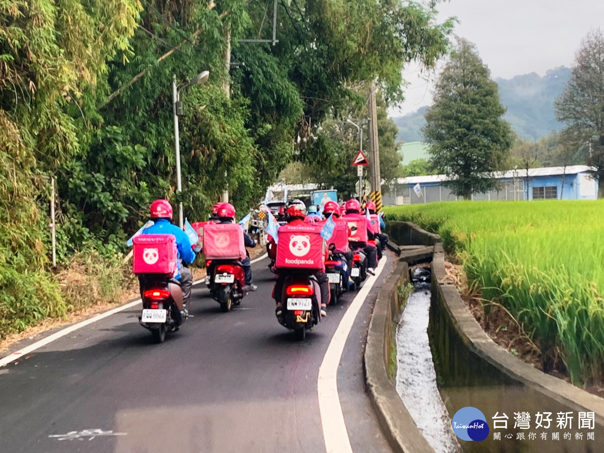 熊貓外送員力挺陳清龍競選連任，加入車隊掃街宣傳造勢。