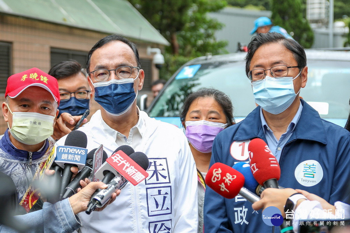 國民黨主席朱立倫陪同桃園市長候選人張善政掃街拜票前接受媒體聯訪。<br /><br />
