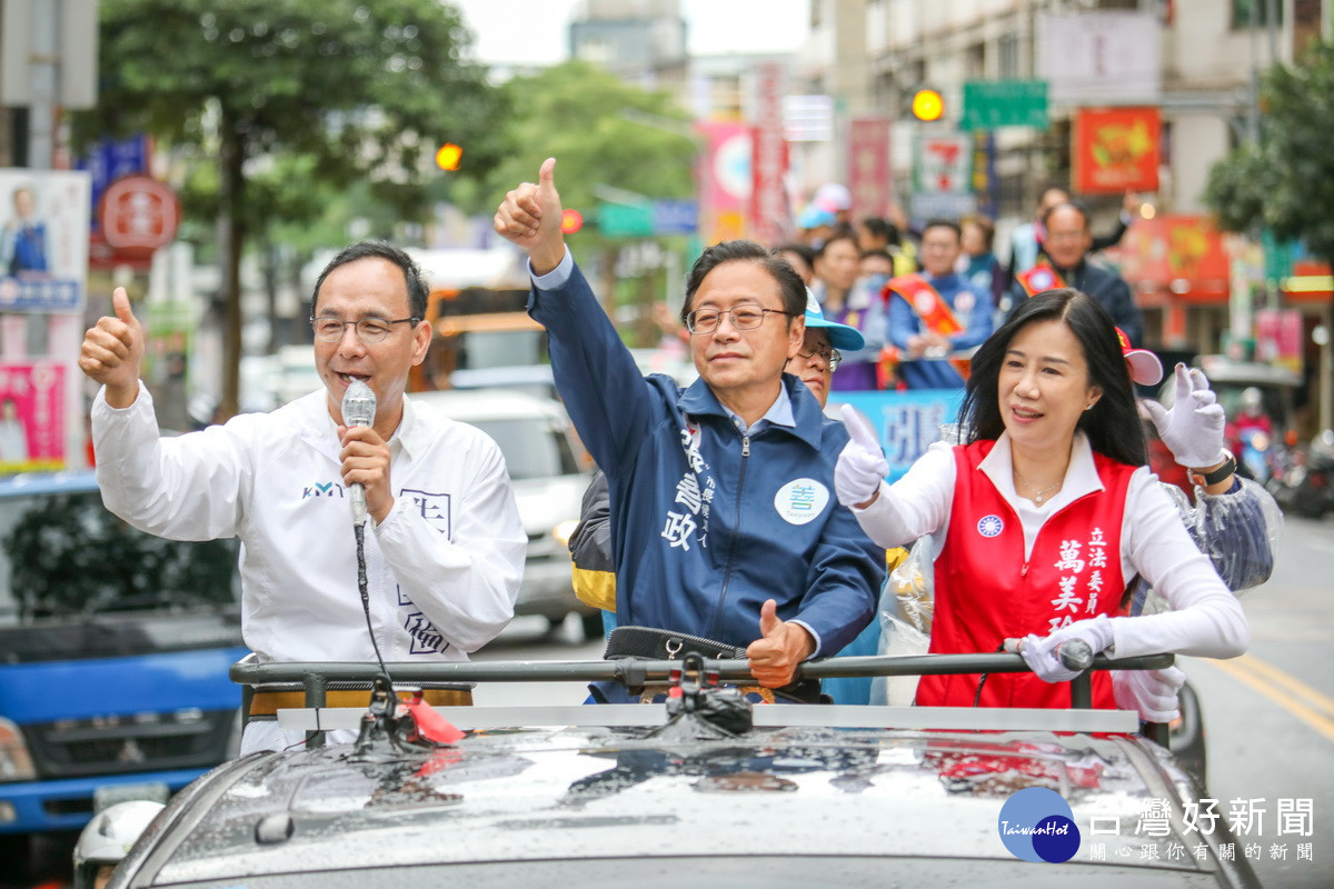 國民黨桃園市長候選人張善政在主席朱立倫、立委萬美玲陪同中進行車隊掃街拜票。<br />
