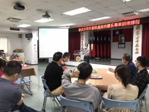 新北市榮服處周興國處長(站立者)致詞，宣導行政中立