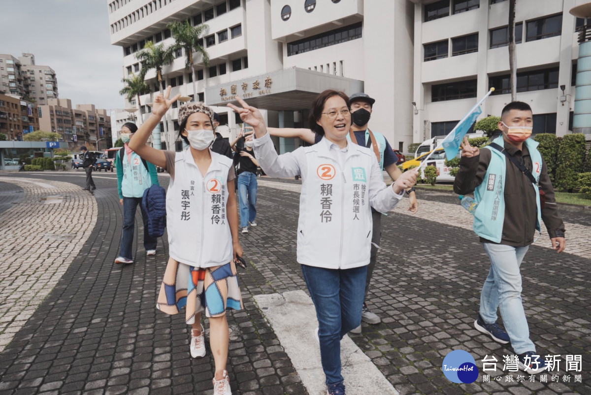 桃園市長候選人賴香伶到市府關心楊梅奉天宮附近的楊新路拓寬案進度。