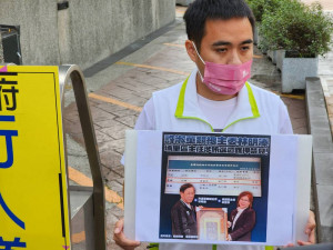 南投縣長蔡培慧競選團隊發言人陳紀衡，25日至南投縣府前召開記者會。