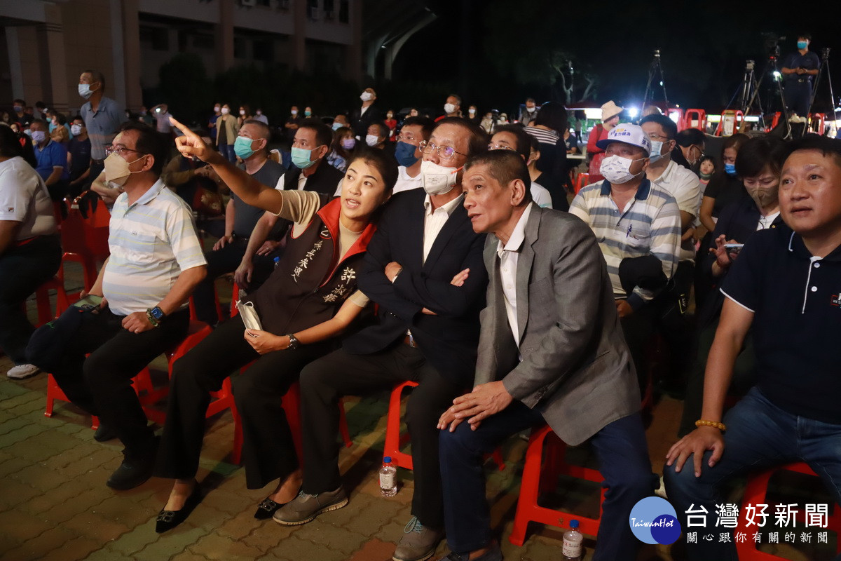 何議長也趕抵帶來當選訊息並同觀看選情。（記者扶小萍攝）