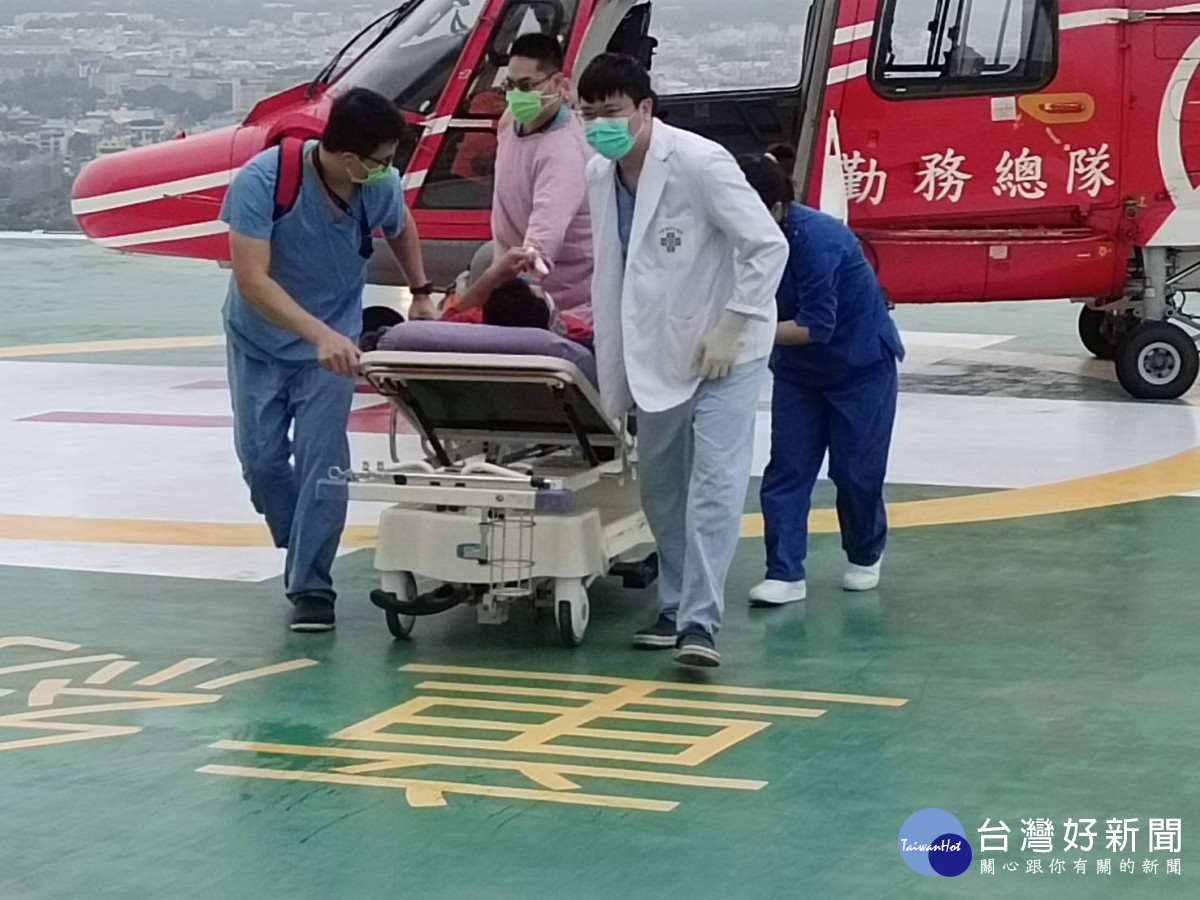直升機停到童醫院23樓停機坪，由醫護人員直送急診。