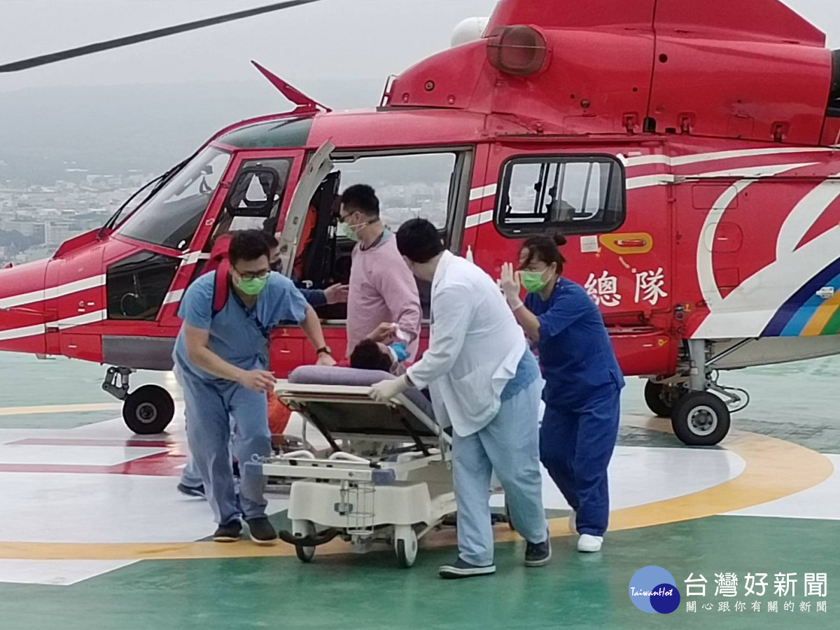 直升機停到童綜合醫院23樓停機坪，傷者由醫護人員將傷者直送急診。