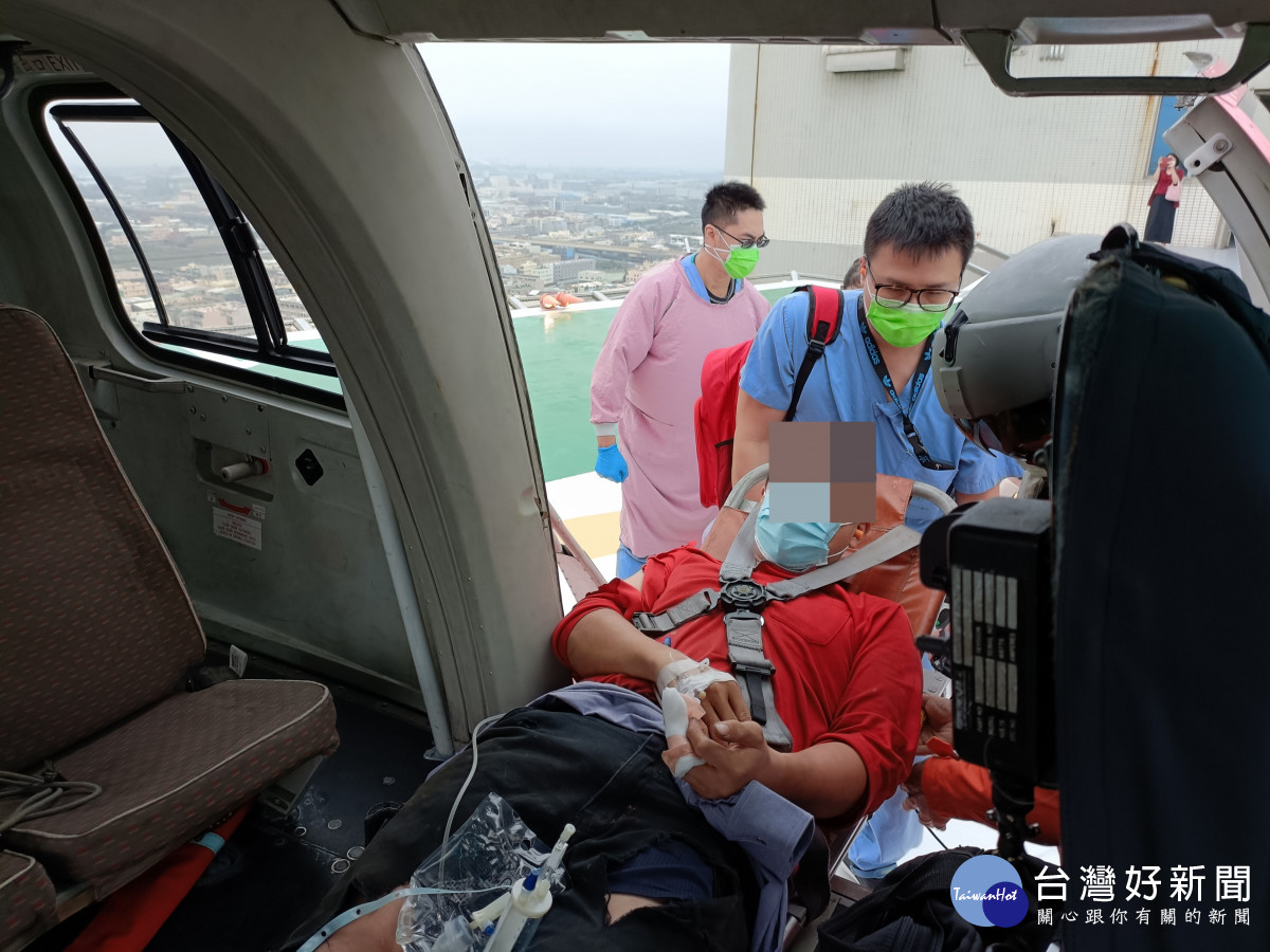 直升機停到童醫院23樓停機坪，傷者由醫護人員直送急診。