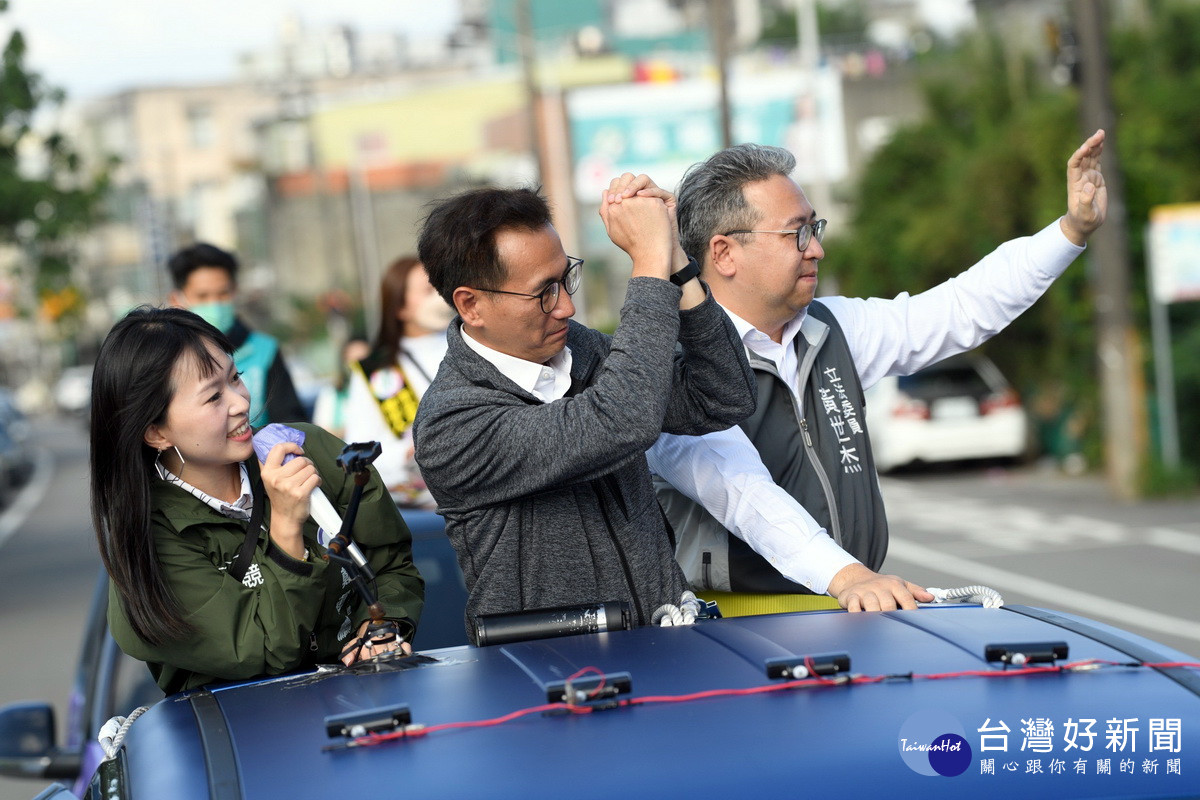 民進黨桃園市長候選人鄭運鵬由立委黃世杰等人陪同從南區競選總部出發進行車隊謝票。<br />
