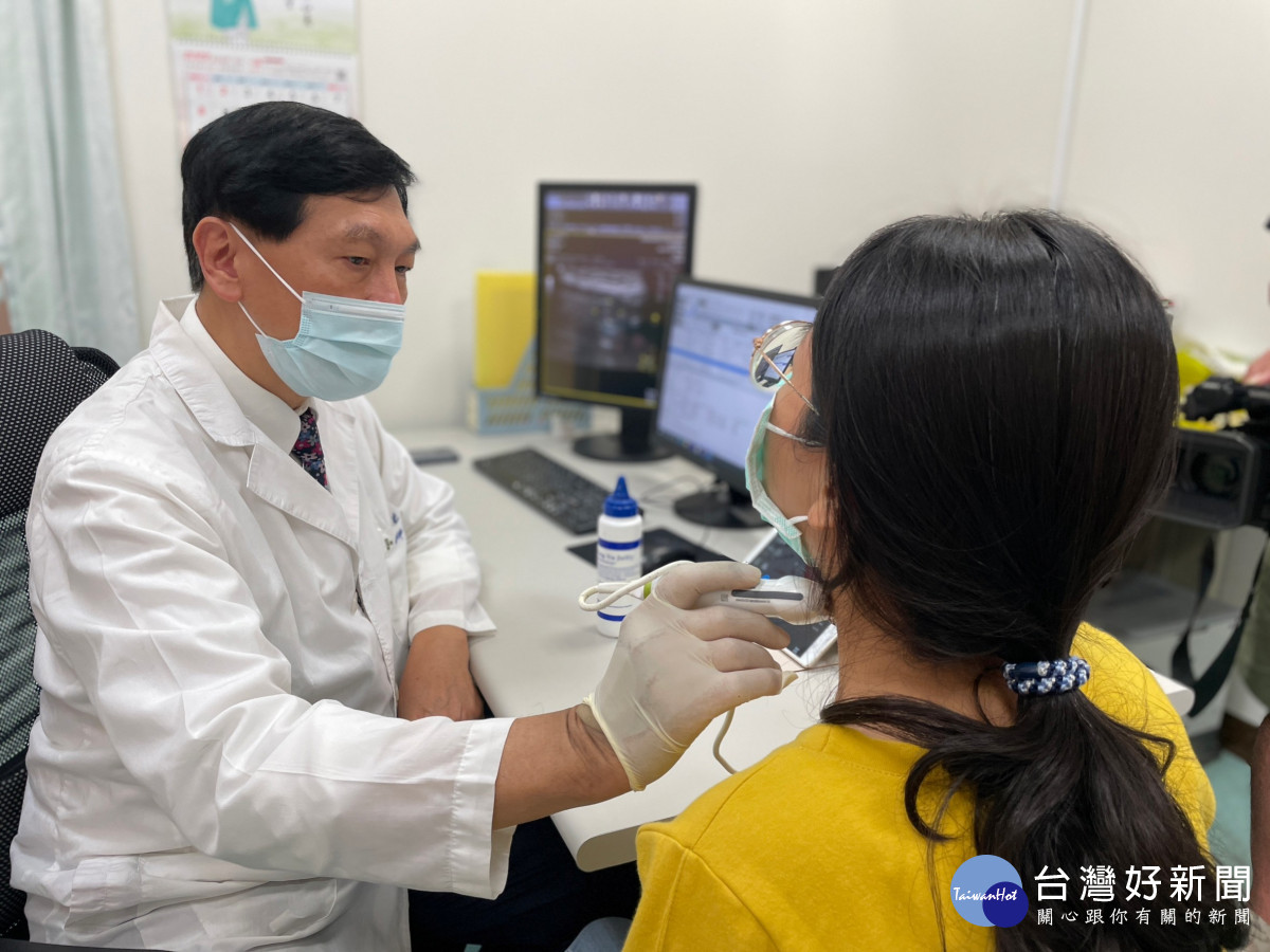 吳鴻昇院長在診間即可幫病人做超音波檢查。圖／彰化秀傳醫院提供