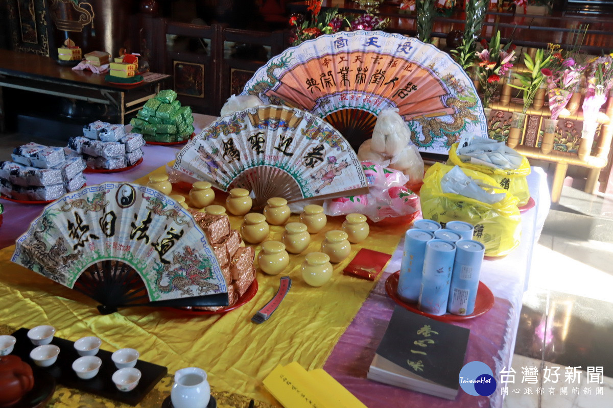 工藝茶文化協會以奉茶藏茶祭典感謝玄天上帝的庇佑。（記者扶小萍攝）