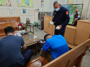 失意男屏東騎到雲林，臺西警耐心陪伴傾聽男子心事，並耐心陪伴及開導他／警方提供