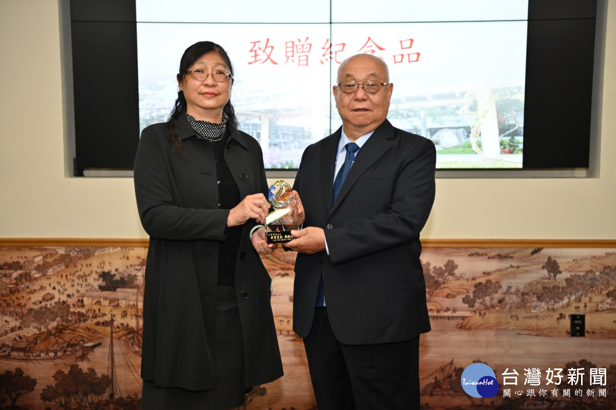 大華中學張珮瑜校長代表全體致贈紀念品。