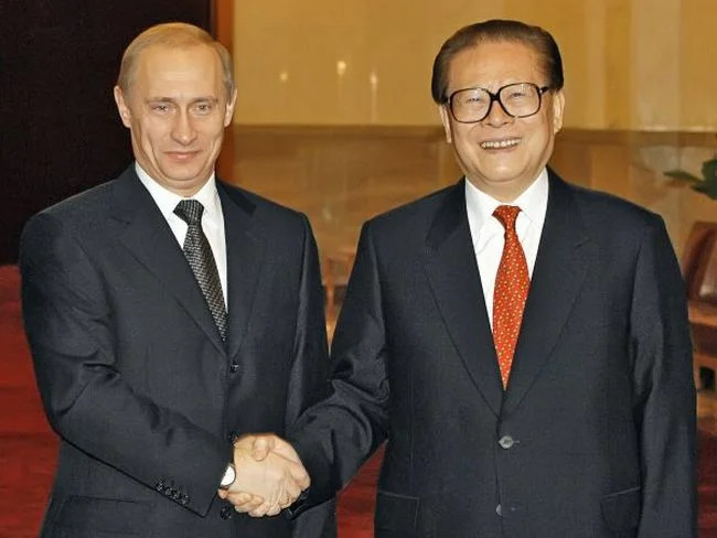 俄羅斯總統普丁（左）與中共前國家主席江澤民（右）合照（圖／資料照片，圖源：Wikipedia。原始照片出處：俄羅斯聯邦總統網站）