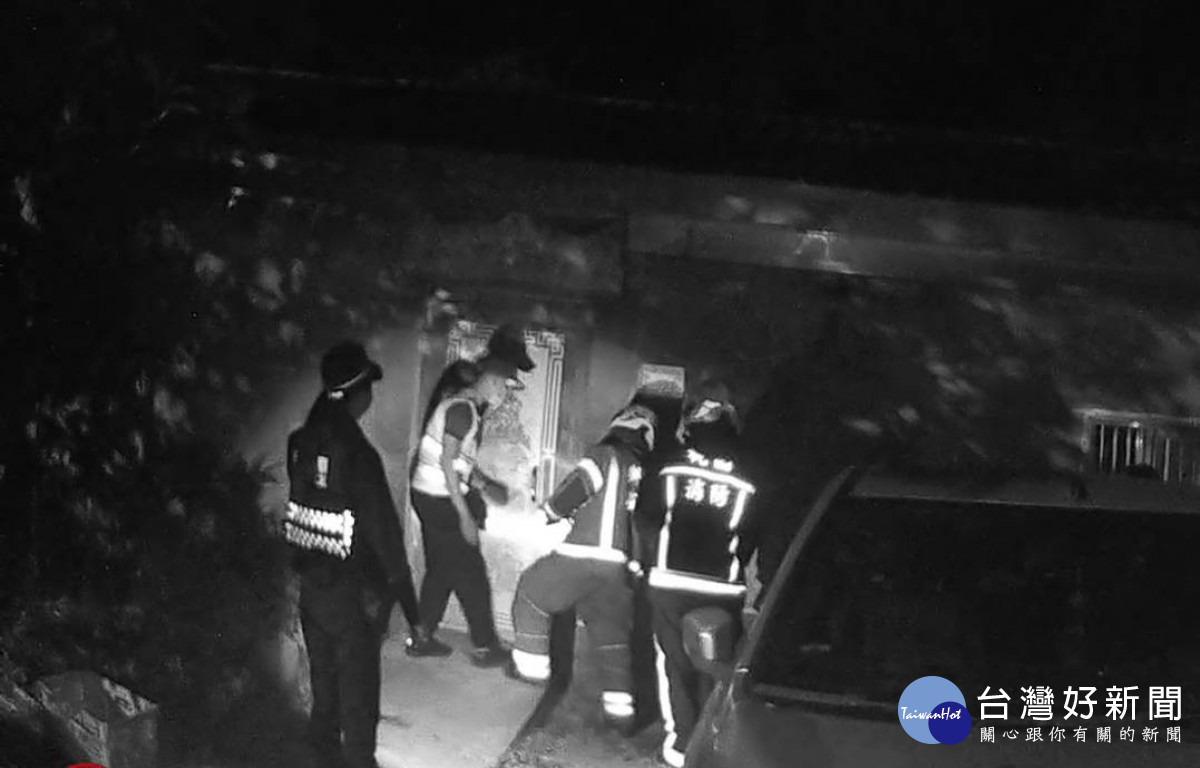 老翁深夜腦中風,警、消破門救出幸無礙。
