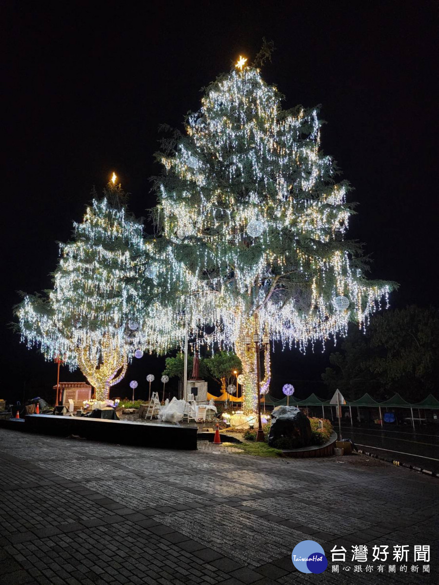 梨山賓館前兩棵「全台海拔最高的耶誕樹」主燈秀搭配音樂展現燈會熱鬧感。
