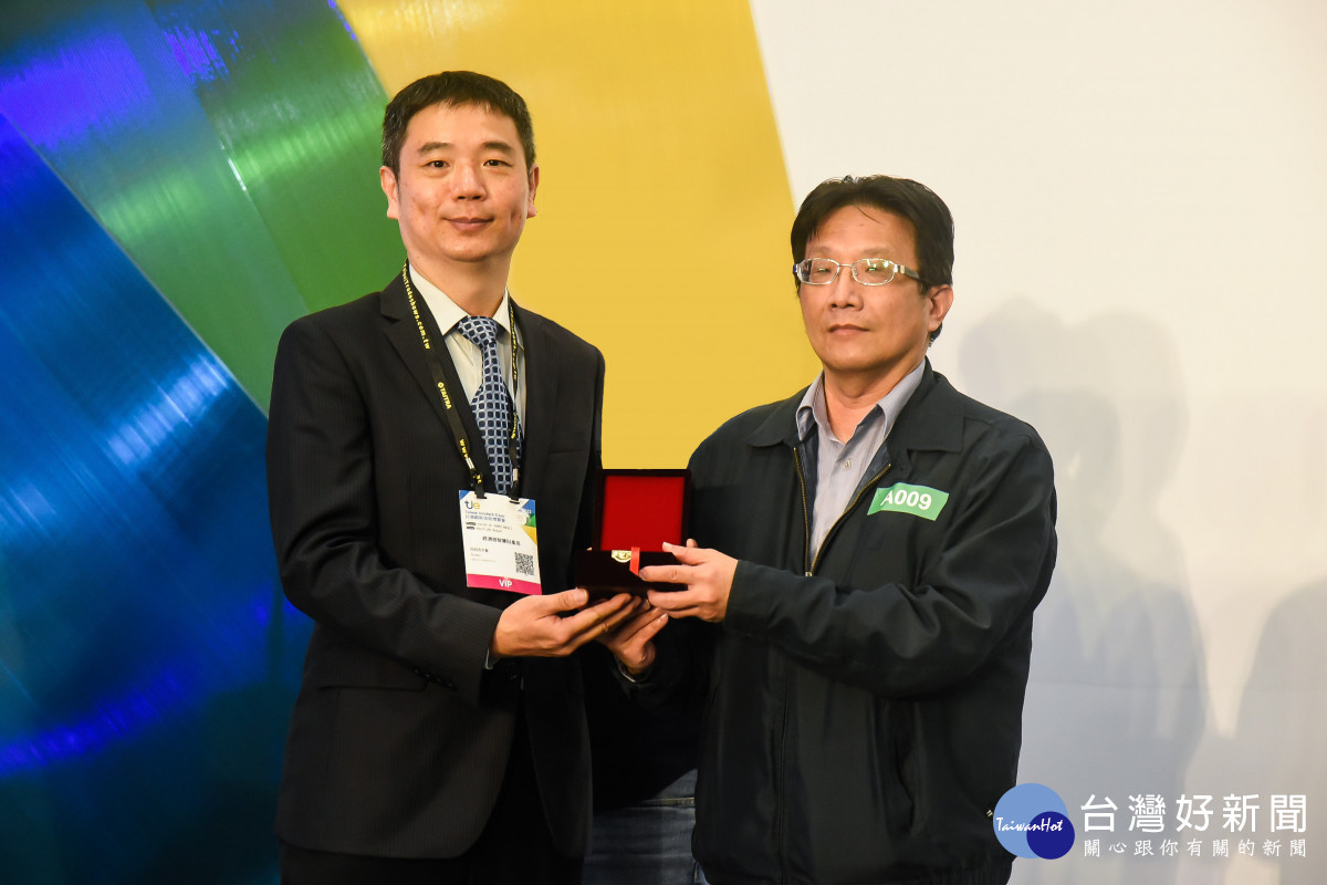 元智大學機械系翁芳柏教授(右)參加 2022 台灣創新技術博覽會，榮獲金牌獎