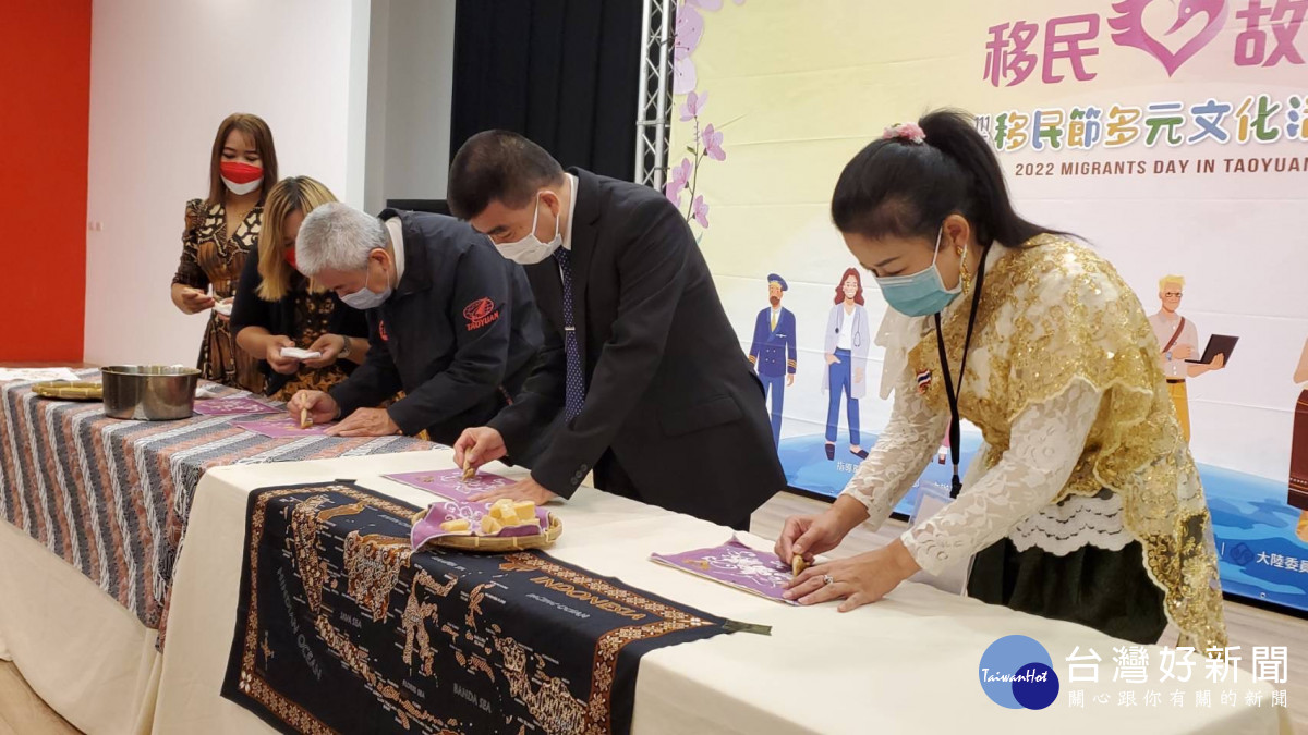 新住民現場展示手作蠟染技藝(右三為桃園市高副市長安邦、右二為移民署林副署長宏恩、右一為泰國籍新住民孫莉安)