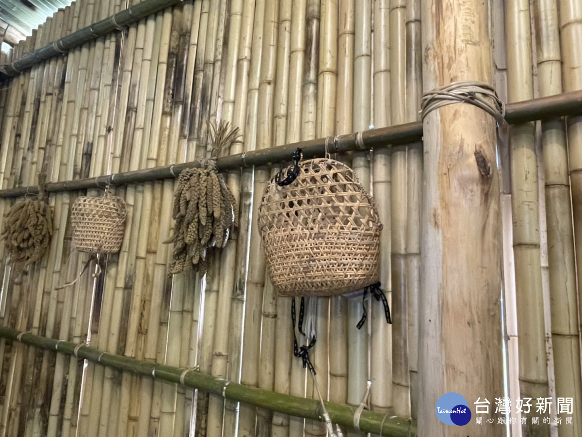 竹屋內部以泰雅傳統工具作為裝飾。
