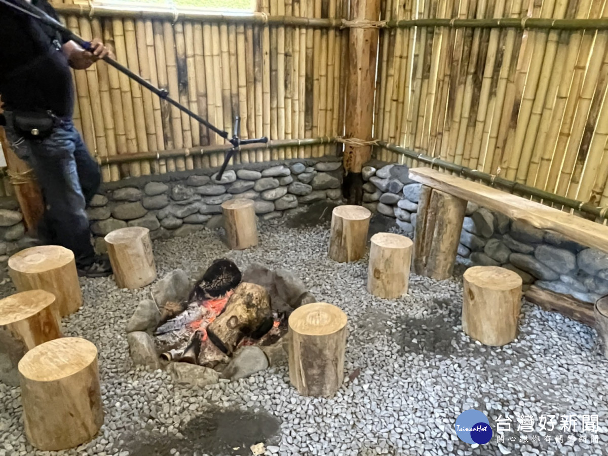 傳統建築中的地灶和椅子。