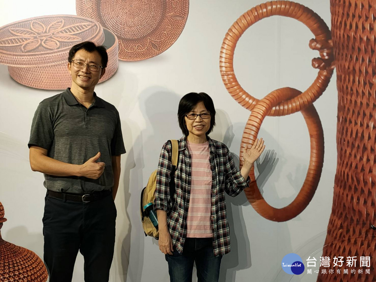 曾鳳珠竹藤工藝作品細緻玲瓏,處處可見巧思。圖/記者鄧富珍攝