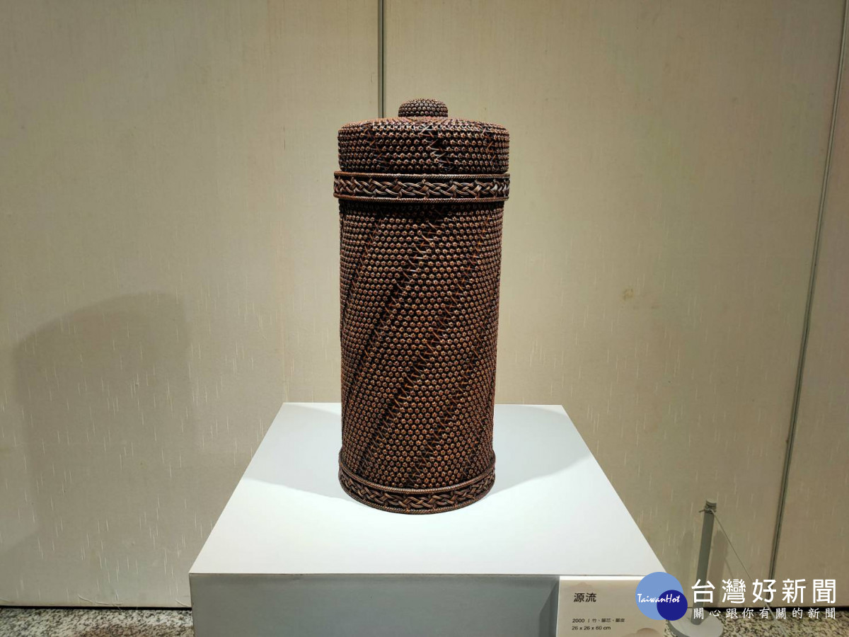 曾鳳珠竹藤工藝作品細緻玲瓏,處處可見巧思,作品「源流」。圖/記者鄧富珍攝