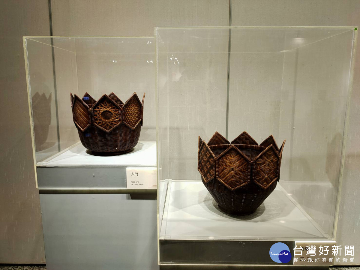 曾鳳珠竹藤工藝作品細緻玲瓏,處處可見巧思,作品「入門和考驗」兩項作品。圖/記者鄧富珍攝
